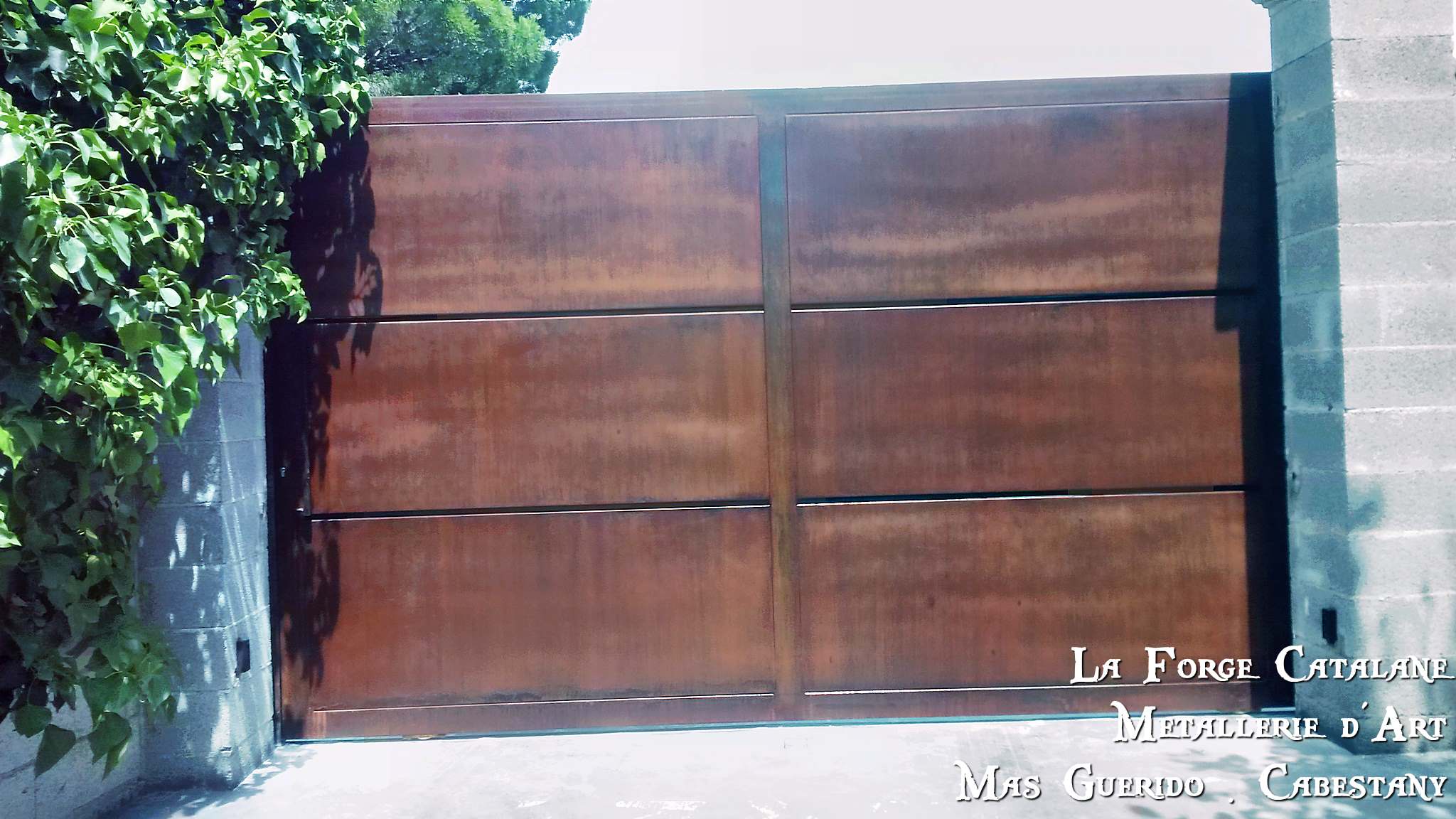 portail tole plein rouillebandes pliage forge catalane.jpg